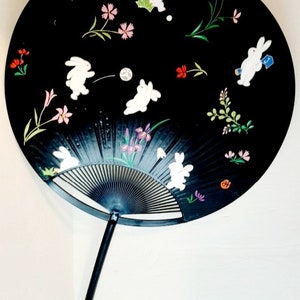 Vintage japanisches Papier Hand Fächer gemalt weiße Kaninchen Blumen Frühling Zeit Glück Andenken Touristen Kitsch Papier Kunststoff