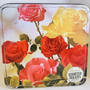 Vintage kitsch 1960-tals Regency-kakform med blommiga rosor, metallförvaring, blandade kexförpackningar, godsaker