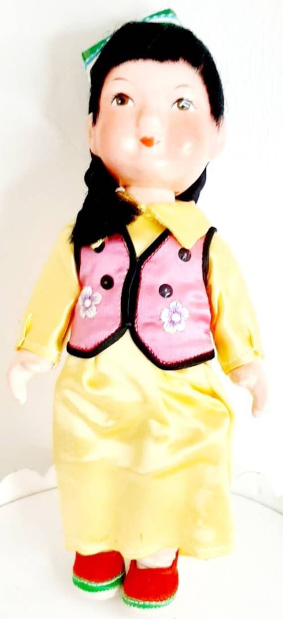 ヴィンテージの中国の人形の女の子の三つ編み、観光土産、キッチュな