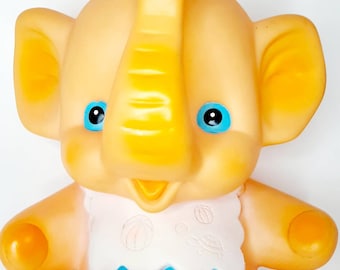 Vintage Quietschtier Elefant Spielzeug groß Peachy rosa mit Lätzchen Kitsch kinderzimmerdeko sammelbar Babyparty made in Japan