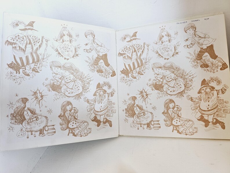 Puede incluir: Libro abierto con ilustraciones en tonos sepia. Los dibujos representan una bruja, un ni&ntilde;o, una ni&ntilde;a y un gnomo. Las ilustraciones son detalladas y caprichosas, con una est&eacute;tica vintage. El libro est&aacute; abierto, mostrando la obra de arte en dos p&aacute;ginas.