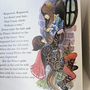 Puede incluir: Ilustraci&oacute;n de un libro infantil que representa a Rapunzel dejando caer su cabello para que un pr&iacute;ncipe pueda trepar. La obra presenta a una princesa con un vestido azul y un pr&iacute;ncipe con un atuendo negro y rojo, con texto.