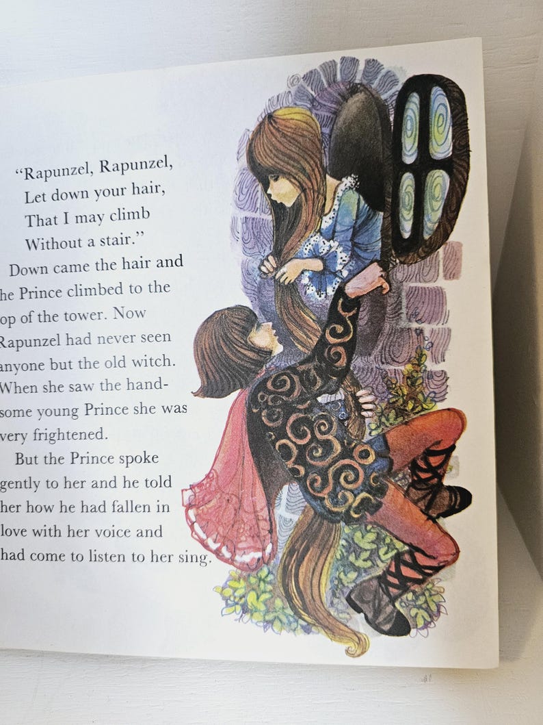 Puede incluir: Ilustraci&oacute;n de un libro infantil que representa a Rapunzel dejando caer su cabello para que un pr&iacute;ncipe pueda trepar. La obra presenta a una princesa con un vestido azul y un pr&iacute;ncipe con un atuendo negro y rojo, con texto.