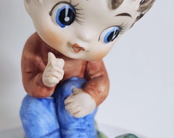 Figura de cerámica vintage de niño con ojos grandes, rana o sapo, adorno decorativo estilo Cottage Core.