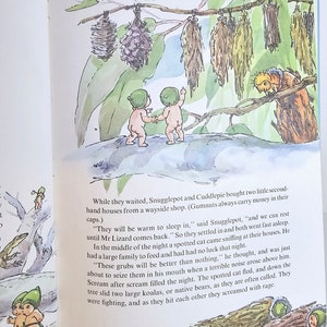 Puede incluir: Dos peque&ntilde;as figuras desnudas de piel verde se paran en una rama con un gato manchado y dos koalas peleando en el fondo. El texto "Second hand houses for sale" est&aacute; escrito sobre las figuras.