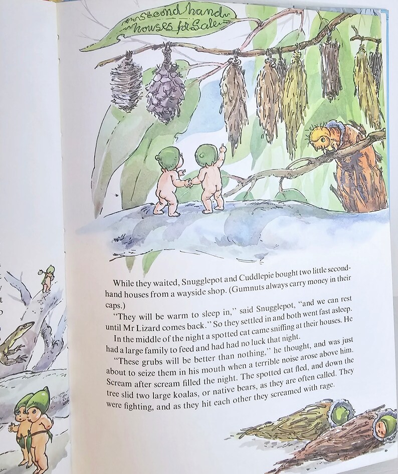 Puede incluir: Dos peque&ntilde;as figuras desnudas de piel verde se paran en una rama con un gato manchado y dos koalas peleando en el fondo. El texto "Second hand houses for sale" est&aacute; escrito sobre las figuras.