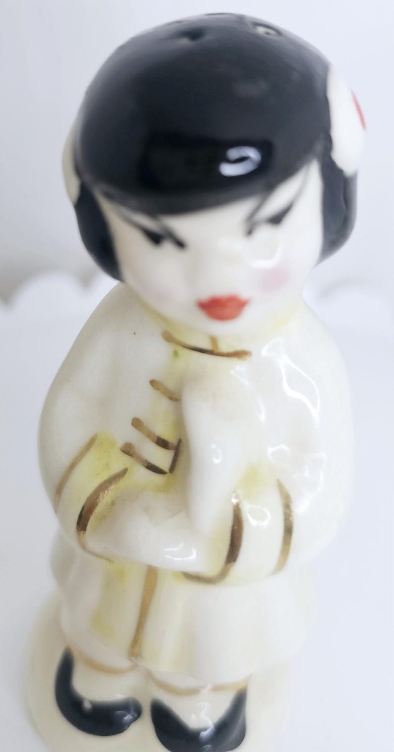 Vintage chinesische Mädchen und Junge Salz Pfeffer Streuer Figuren Kitsch Dekor Gold Details Hand bemalt Küche Serviergeschirr Lot von 2 Bild 10