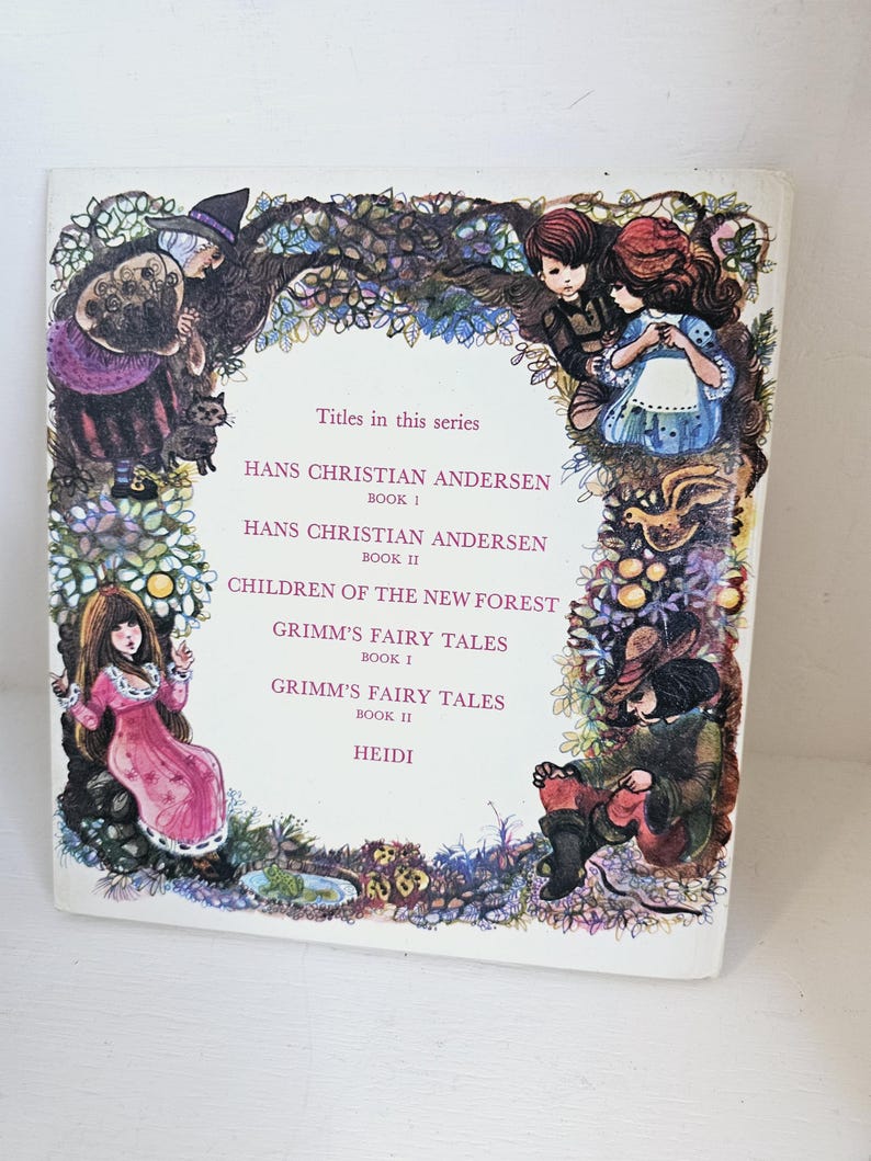 Puede incluir: Una portada de libro vintage con ilustraciones de personajes de cuentos de hadas. La portada incluye los t&iacute;tulos "Hans Christian Andersen", "Grimm's Fairy Tales" y "Heidi". La obra de arte est&aacute; enmarcada por un borde decorativo de hojas y flores.