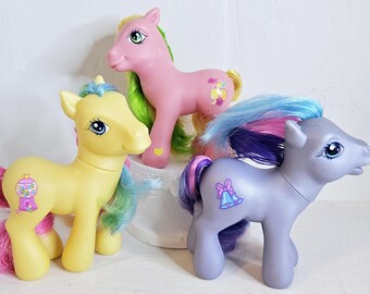 Lote de 3 cepillos para el cabello Hasbro MLP My Little Pony Pretty Pop Pineapple Paradise TinkATinkAToo rosa, amarillo y morado.