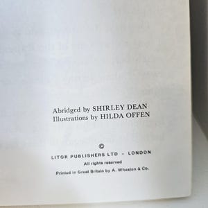Puede incluir: Una p&aacute;gina de libro con texto negro. El texto incluye "Abridged by SHIRLEY DEAN Illustrations by HILDA OFFEN" y "LITOR PUBLISHERS LTD - LONDON". Tambi&eacute;n se ve el texto "All rights reserved" y "Printed in Great Britain by A. Wheaton & Co.".