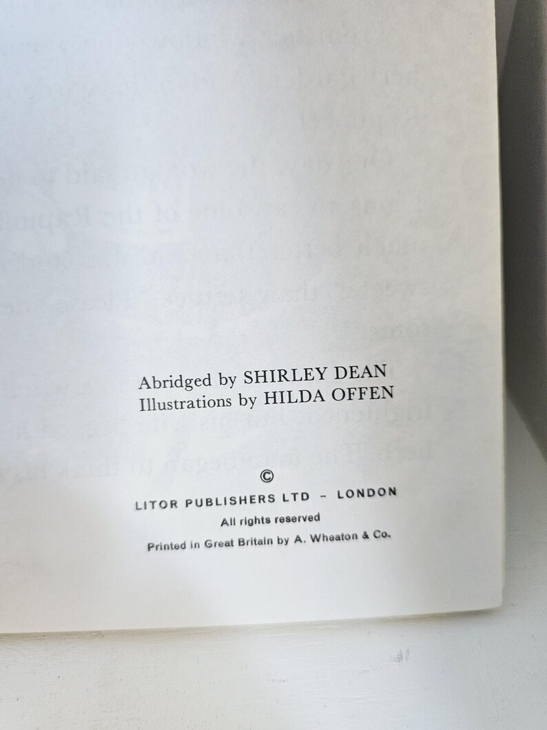 Puede incluir: Una p&aacute;gina de libro con texto negro. El texto incluye "Abridged by SHIRLEY DEAN Illustrations by HILDA OFFEN" y "LITOR PUBLISHERS LTD - LONDON". Tambi&eacute;n se ve el texto "All rights reserved" y "Printed in Great Britain by A. Wheaton & Co.".