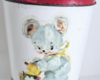 Lata de chocolate Cadbury vintage estilo kitsch azul pastel con diseño de osito de peluche, calcomanía de jardinería, tapa roja, decoración infantil, bote de almacenamiento para manualidades y cocina reciclado