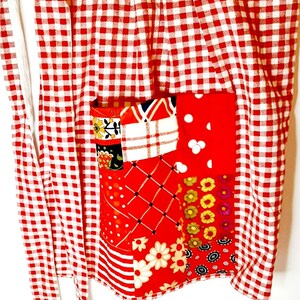 Vintageförkläde Röd Gingham Blommig Patchwork Pocket Hostess Kitsch Hemmafru Halvförkläde 1960-tal Ovanför knälångt kök Cottage Core