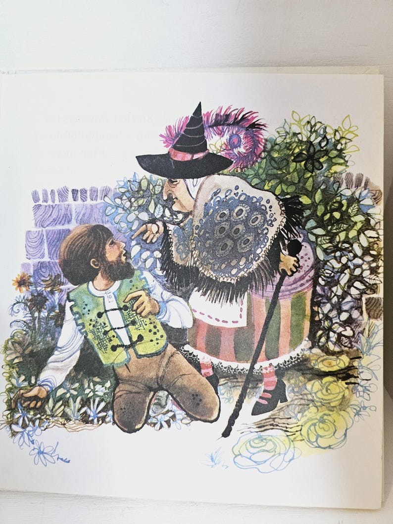 Puede incluir: Ilustraci&oacute;n de un libro infantil que representa a una bruja con un sombrero negro y un joven con un chaleco verde. La bruja se&ntilde;ala al hombre, que est&aacute; arrodillado en un jard&iacute;n con flores y follaje.
