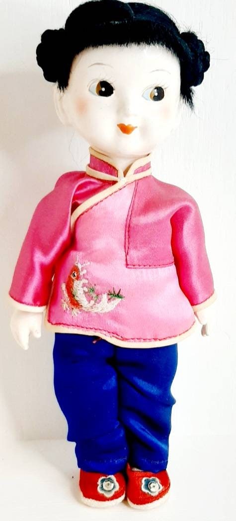 ヴィンテージ中国人形の伝統衣装の女の子、黒髪三つ編み、ピンク、青の
