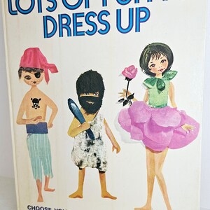 Déguisement enfant vintage des années 1960, beaucoup de plaisir à s'habiller, livre éphémère, activité artisanale, illustrations couleur, décoration de chambre d'enfant, déchets d'artisanat en papier