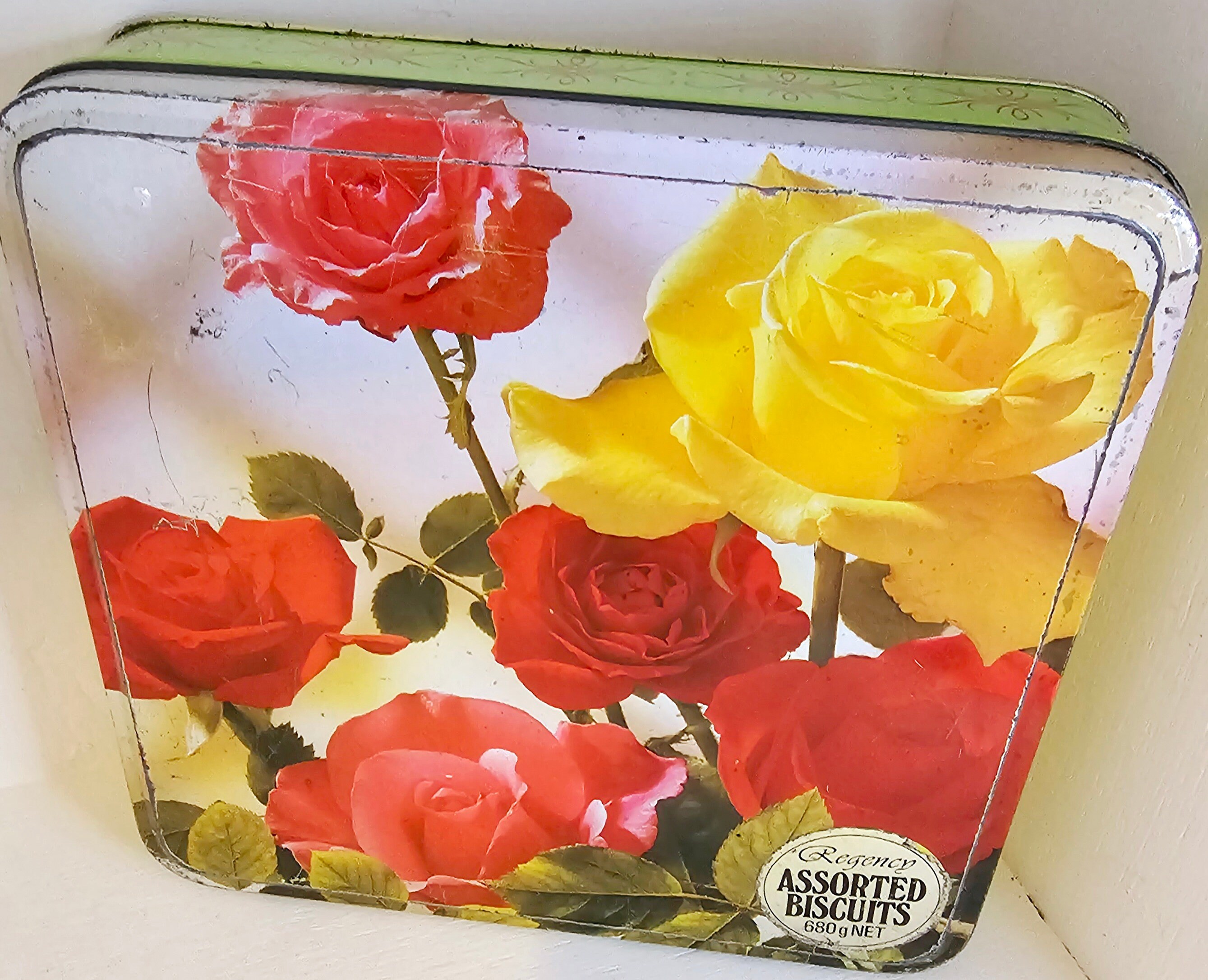 Vintage Kitsch 1960s Regency Biscuit Cake Tin Floral Roses Decor Metal ...
