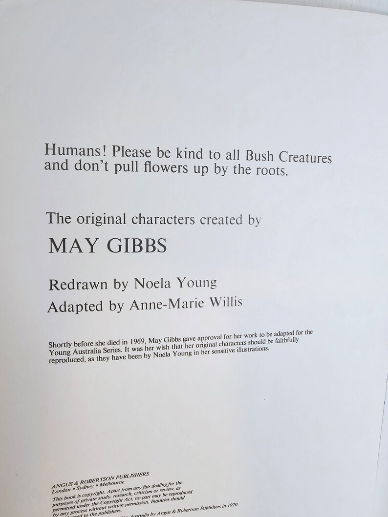 Puede incluir: Una p&aacute;gina en blanco y negro con texto sobre los personajes originales creados por May Gibbs, redibujados por Noela Young y adaptados por Anne-Marie Willis. El texto indica que May Gibbs dio su aprobaci&oacute;n para que su trabajo se adaptara a la serie Young Australia y que sus personajes originales deb&iacute;an reproducirse fielmente. El texto tambi&eacute;n indica que los personajes fueron reproducidos por Noela Young en sus ilustraciones sensibles.