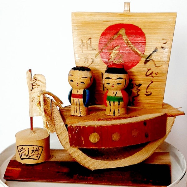 vintage japonais Miniature En bois Kokeshi paire de poupées rouge bleu sur un petit bateau en bois peint à la main tourné signes de bambou