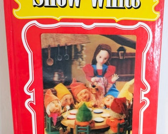 Libro de cuentos de hadas de Blancanieves en 3D, estilo kitsch vintage, década de 1970, cubierta lenticular, ilustraciones fotográficas.