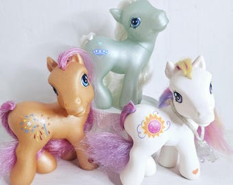 Lote de 3 collares con dijes de ponis verdes, blancos y naranjas de My Little Pony G3 vintage, colección instantánea.