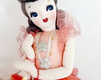 ヴィンテージ中国人形の伝統衣装の女の子、黒髪三つ編み、ピンク、青の