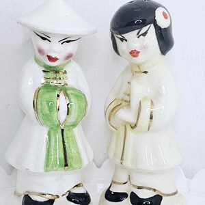 Vintage chinesische Mädchen und Junge Salz Pfeffer Streuer Figuren Kitsch Dekor Gold Details Hand bemalt Küche Serviergeschirr Lot von 2 Bild 3