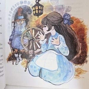 Puede incluir: Ilustraci&oacute;n de un libro infantil que muestra a una joven con un vestido azul y un delantal blanco interactuando con una rueca. Un hombre mayor con barba y sombrero est&aacute; cerca, con una linterna encima.