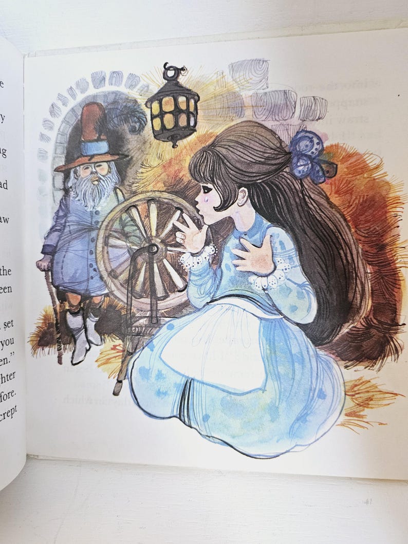 Puede incluir: Ilustraci&oacute;n de un libro infantil que muestra a una joven con un vestido azul y un delantal blanco interactuando con una rueca. Un hombre mayor con barba y sombrero est&aacute; cerca, con una linterna encima.