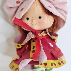Vintage Kenner Strawberry Shortcake straight hair doll original outfit rain cape Berry wear striped tights  mismatched shoes 1980s