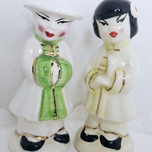 Vintage chinesische Mädchen und Junge Salz Pfeffer Streuer Figuren Kitsch Dekor Gold Details Hand bemalt Küche Serviergeschirr Lot von 2 Bild 4