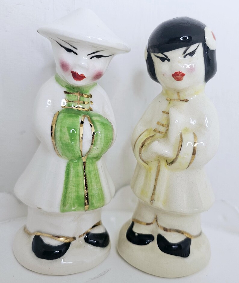 Vintage chinesische Mädchen und Junge Salz Pfeffer Streuer Figuren Kitsch Dekor Gold Details Hand bemalt Küche Serviergeschirr Lot von 2 Bild 4