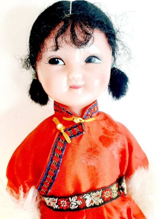 ヴィンテージ中国人形女の子観光土産キッチュな伝統衣装冬毛皮赤い