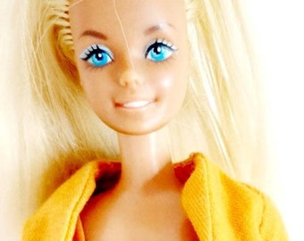 Vintage Mattel Malibu Barbie muñeca brazos rectos torcer y girar cintura bronceada cabello lacio Beach Babe en mono naranja chaqueta de toalla