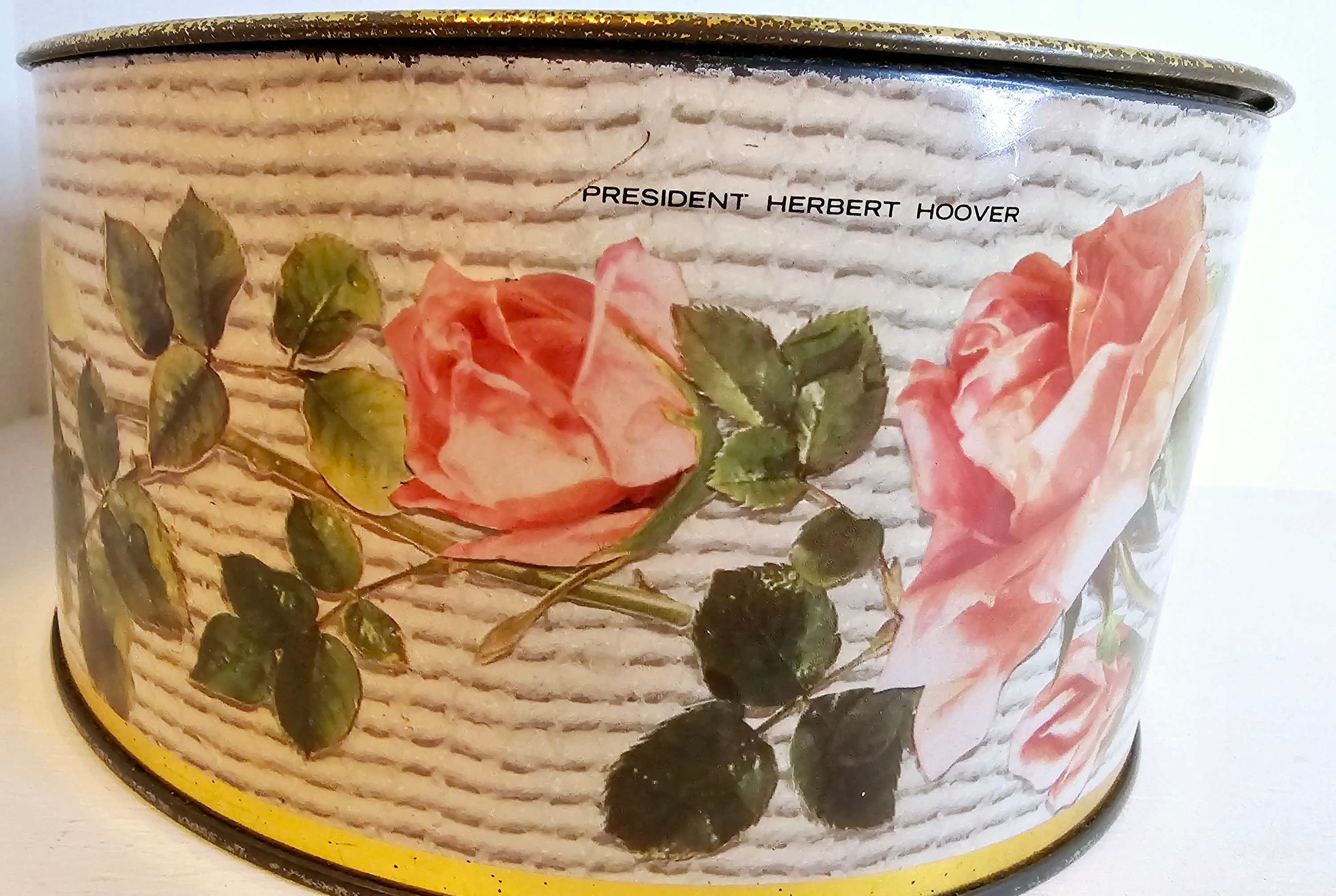 Cadre vintage avec peinture kitsch, décor intérieur rétro, art mural