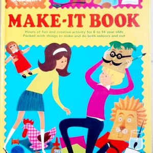 Puede incluir: Un libro de actividades vintage para niños con una portada amarilla y el título "MAKE-IT BOOK". La portada presenta ilustraciones de niños haciendo manualidades, incluyendo una niña haciendo una muñeca, un niño haciendo una máscara de león y una niña haciendo un pollo.