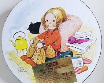 Vintage Mabel Lucie Attwell Huntley Palmer koektrommel kitsch jaren 60 decor ronde metalen ambachtelijke opbergdeksel theepot kopjes meisje karakter