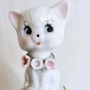 Figura de campana de gatito blanco vintage, adorno de flores esculpidas en rosa y azul pastel, decoración kitsch para habitación de bebé.