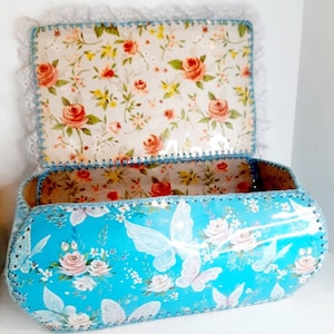 Vintage kitsch Wenskaart mand met deksel Doos blauwe bloemen kant vlinders roze rozen bloemen handgemaakte ambachtelijke slaapkamer opslag