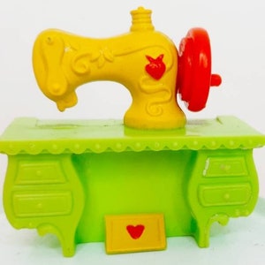 Vintage Strawberry Shortcake Lemon Meringue sewing machine decorative miniature Mini figure dollhouse yellow green Red 1980s table Kenner