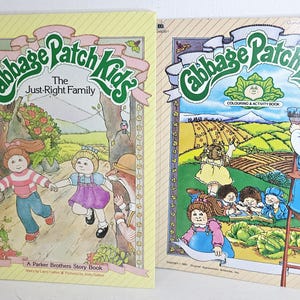 Pode incluir: Dois livros vintage Cabbage Patch Kids. Um é intitulado "The Just-Right Family" com ilustrações de crianças e uma raposa. O outro é um livro de colorir e atividades com uma cena de fazenda.