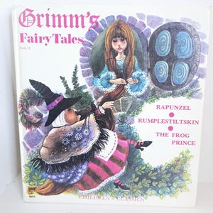 Puede incluir: Portada de libro vintage "Grimm's Fairy Tales". La ilustraci&oacute;n presenta a Rapunzel, una bruja y el texto "Rapunzel, Rumpelstiltskin, The Frog Prince". La portada tiene un fondo blanco con ilustraciones coloridas.