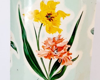 Può includere: Una scatola di latta vintage con sfondo blu chiaro e un motivo floreale con fiori gialli e rosa. Il testo "Springtime Tin of Toffees" è stampato sul fondo del contenitore.