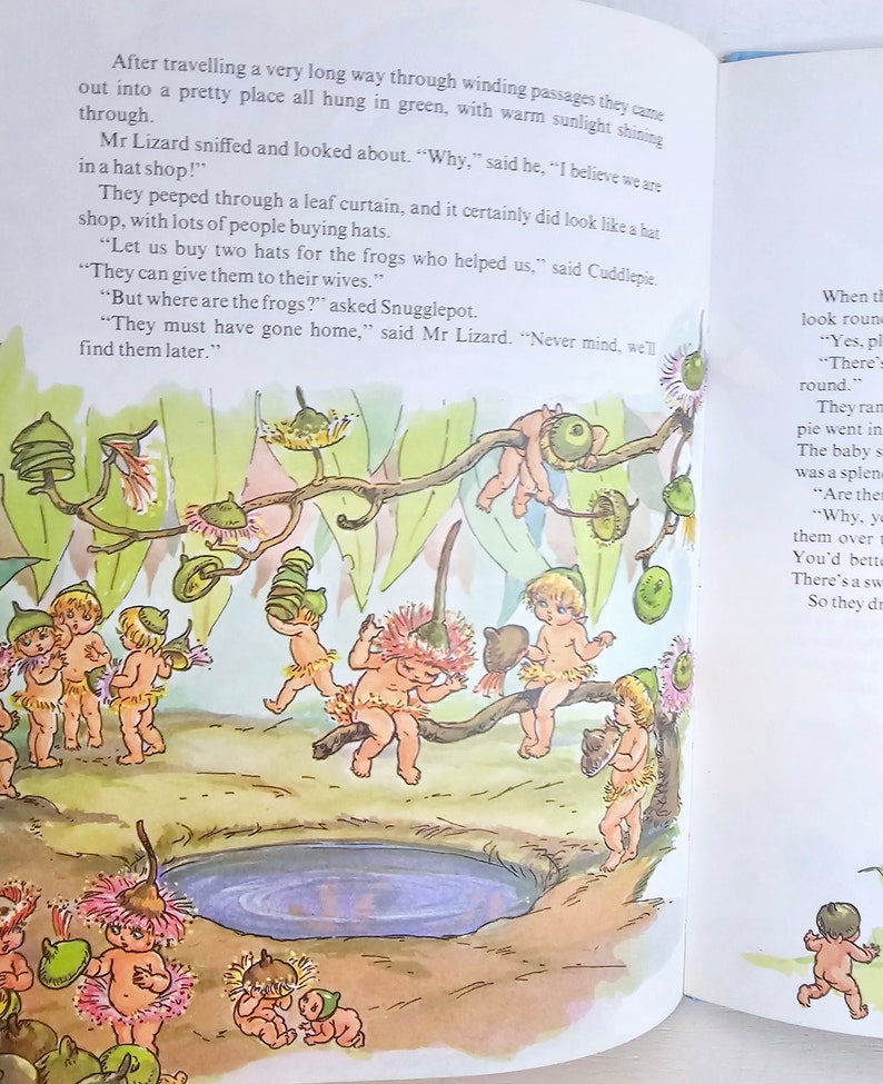 Puede incluir: Ilustraci&oacute;n de un grupo de hadas con sombreros hechos de flores, sentadas en una rama y alrededor de un estanque. El texto dice: "Despu&eacute;s de viajar un largo camino a trav&eacute;s de pasajes sinuosos, llegaron a un lugar bonito todo verde, con la c&aacute;lida luz del sol brillando a trav&eacute;s. El Sr. Lagarto olfate&oacute; y mir&oacute; a su alrededor. "&iquest;Por qu&eacute;", dijo, "creo que estamos en una tienda de sombreros!" Miraron a trav&eacute;s de una cortina de hojas, y ciertamente parec&iacute;a una tienda de sombreros, con mucha gente comprando sombreros. "Compremos dos sombreros para las ranas que nos ayudaron", dijo Cuddlepie. "Pueden d&aacute;rselos a sus esposas." "Pero &iquest;d&oacute;nde est&aacute;n las ranas?" pregunt&oacute; Snugglepot. "Deben haber regresado a casa", dijo el Sr. Lagarto. "No te preocupes, las encontraremos m&aacute;s tarde."