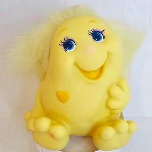 PLAYSKOOL Snugglebums Baby Cutely yellow giggling squeaker brushable fur Vintage eighties girly toy 1980s