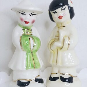 Vintage chinesische Mädchen und Junge Salz Pfeffer Streuer Figuren Kitsch Dekor Gold Details Hand bemalt Küche Serviergeschirr Lot von 2 Bild 1