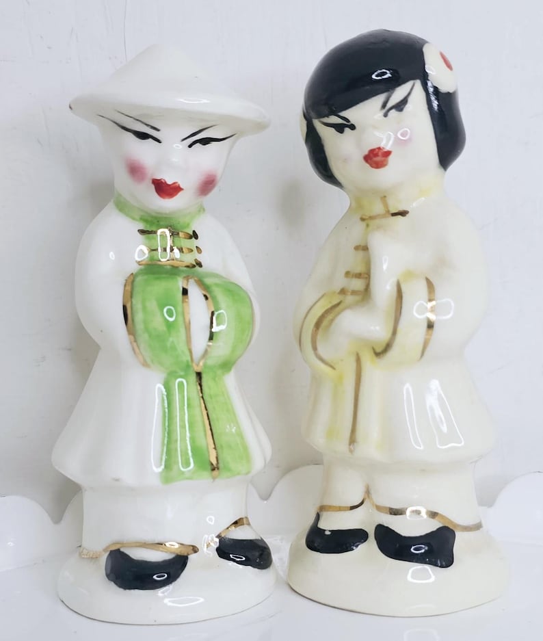 Vintage chinesische Mädchen und Junge Salz Pfeffer Streuer Figuren Kitsch Dekor Gold Details Hand bemalt Küche Serviergeschirr Lot von 2 Bild 1