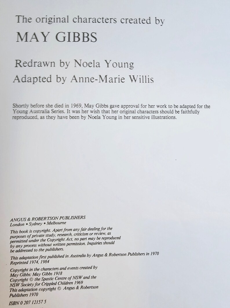Puede incluir: Una imagen en blanco y negro de la portada de un libro con el t&iacute;tulo "The original characters created by MAY GIBBS" y el texto "Redrawn by Noela Young Adapted by Anne-Marie Willis". La portada tambi&eacute;n incluye informaci&oacute;n sobre los derechos de autor y los detalles de publicaci&oacute;n.