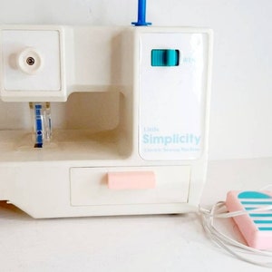 Vintage 1986 Simplicidad Lanard Toy Sewing Machine batería blanca Alimentado por pedal azul rosa pastel Craft Studio Decor