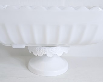 Macetero rectangular de vidrio opalino festoneado de estilo vintage para exhibir flores, decoración de cocina de mediados de siglo.